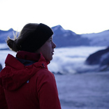 Anne Hillenbach in roter Jacke in einer alpinen Winterlandschaft