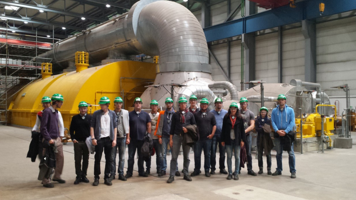 Gruppenfoto Studiengang bei Exkursion vor großer Turbine