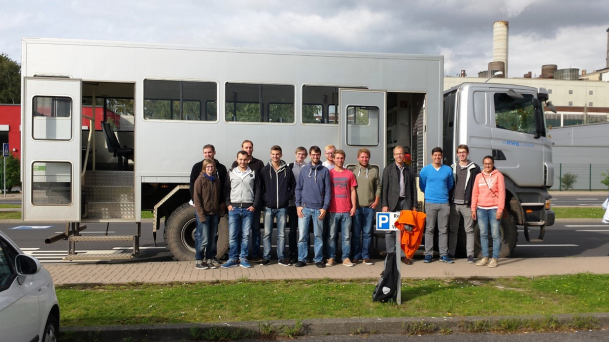 Gruppenfoto Studiengang bei Exkursion bei RWE for Lastfahrzeug